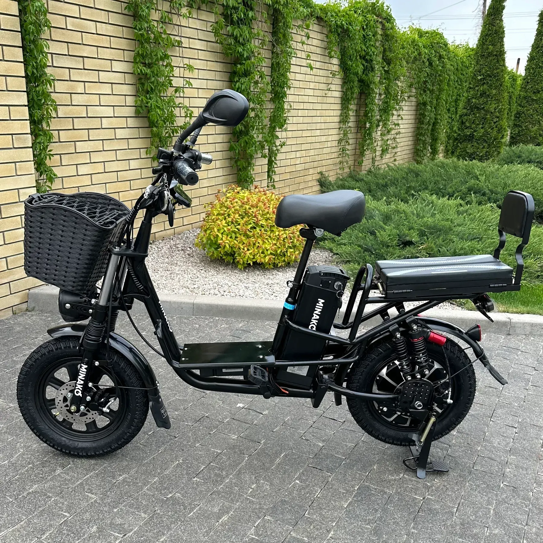 Електровелосипед MINAKO Monster PRO 26Ah 60V 1000W чорний — з розкладним сидінням - багажником + оновленим великим дисплеєм 2025 року і подвійними посиленими амортизаторами